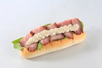 東京ドームシティアトラクションズで提供されるコラボメニュー「ウォール・マリア奪還前祝いドッグ」。