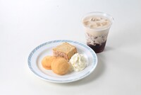 東京ドームシティアトラクションズで提供されるコラボメニュー「リヴァイ兵士長のティーセット」。