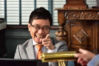 「HERO」より、八嶋智人。(c)2015フジテレビジョン ジェイ・ドリーム 東宝 FNS27社