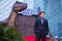 会場に設置された恐竜の前に立つニック・ロビンソン。