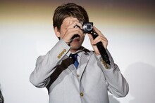 客席の写真を撮るタイ・シンプキンス。