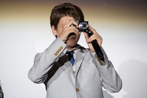 客席を撮影するタイ・シンプキンス。