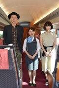 ロマンスカー車内での会見にて、左から大倉孝二、大島優子、タナダユキ。
