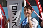 「ロマンス」でロマンスカーの車内アテンダントを演じた大島優子。