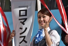 「ロマンス」でロマンスカーの車内アテンダントを演じた大島優子。