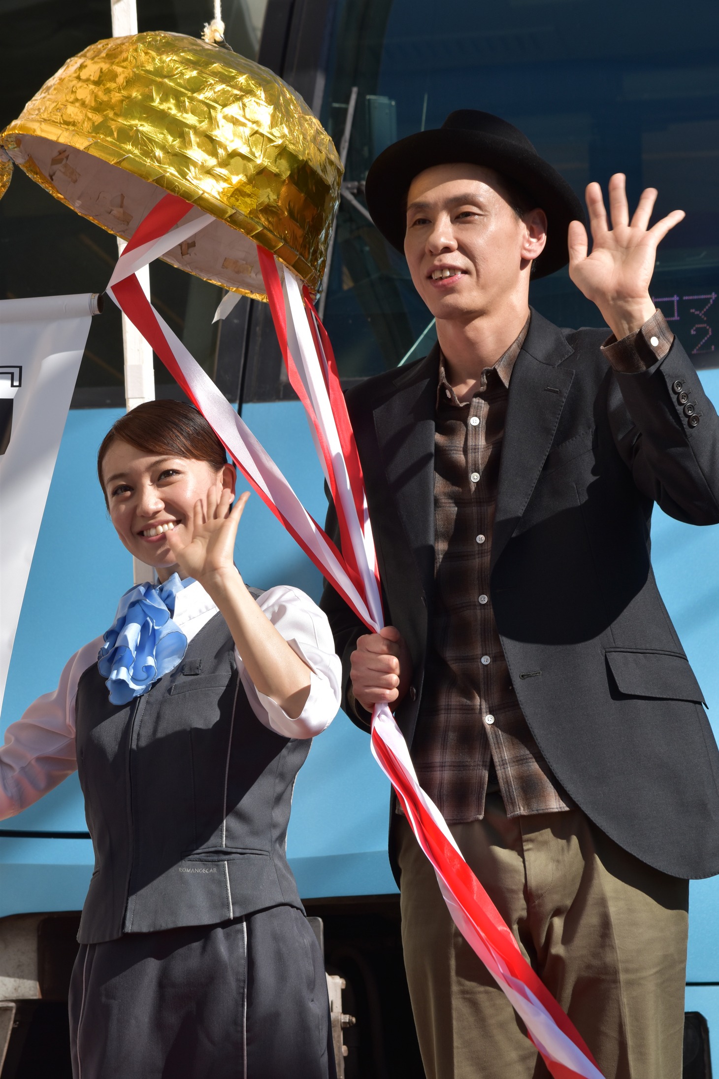 劇中の衣装で登場した大島優子と大倉孝二。