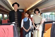 ロマンスカー車内での会見にて、左から大倉孝二、大島優子、タナダユキ。