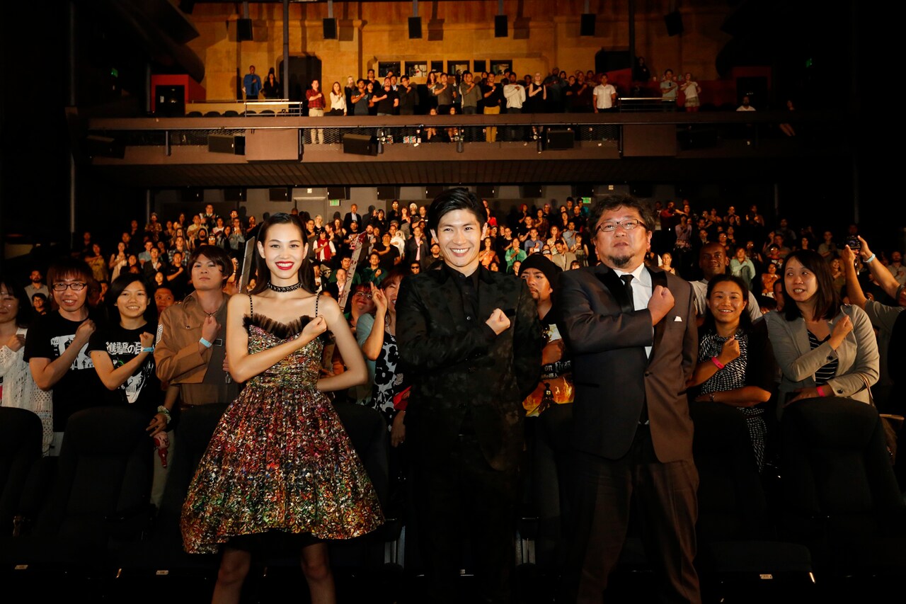 ロサンゼルスで行われたワールドプレミアにて、左から水原希子、三浦春馬、樋口真嗣。