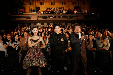 ロサンゼルスで行われたワールドプレミアにて、左から水原希子、三浦春馬、樋口真嗣。