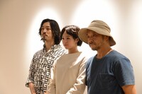 左から金子ノブアキ、清野菜名、押井守。