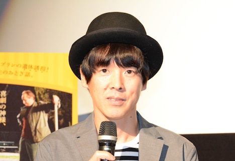 チャップリンを意識して帽子を選んできたというカジヒデキ。