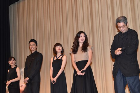 監督の荒井晴彦を一斉に見やるキャストたち。