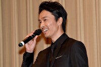 里子と恋に落ちる、隣人の市毛を演じた長谷川博己。