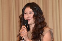 里子の母親役の工藤夕貴。