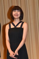 監督・荒井晴彦のジョークに笑う二階堂ふみ。
