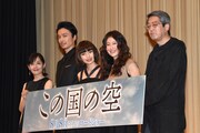 「この国の空」完成披露試写会にて、左から富田靖子、長谷川博己、二階堂ふみ、工藤夕貴、荒井晴彦。