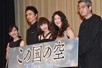 「この国の空」完成披露試写会にて、左から富田靖子、長谷川博己、二階堂ふみ、工藤夕貴、荒井晴彦。