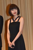 荒井晴彦が話す様子をじっと見つめる二階堂ふみ。