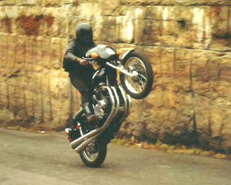 「マッドストーン」 (c)1974 Sandy Harbutt, All Rights Reserved.