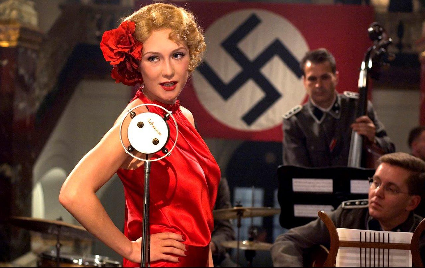 「ブラックブック」 (c)2006 FILM & ENTERTAINMENT VIP MEDIENFONDS 4 GmbH & CO. KG