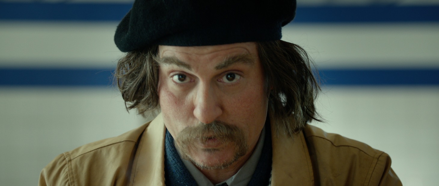 「Mr.タスク」より、ジョニー・デップ演じる探偵ギー・ラポワンテ。(c)2014 Big Oosik, LLC, and SmodCo Inc. All Rights Resereved.