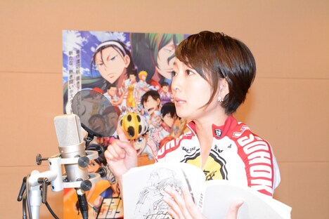 「劇場版 弱虫ペダル」のアフレコにて、思わず拳を握る狩野恵里。