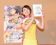 総北高校自転車競技部のユニフォームで登場し、「衣装が体にフィットしすぎて、裸みたいな感覚」と恥ずかしがる狩野恵里。