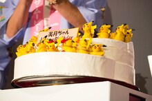 山本美月の24歳を祝うバースデーケーキ。24のピカチュウが飾り付けられている。