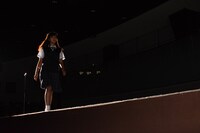 ランウェイを歩いて登場した中学生キャストたち。