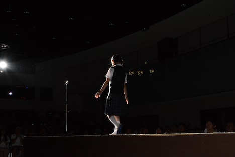 ランウェイを歩いて登場した蒼波純。好きなトイレのタイプは「洋式」、トイレでこっそりしていることは「本を読むこと」と答えた。