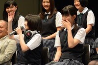 ラップは経験があるが、ラッパーの役は経験がないということを説明するのに苦労する吉田凜音と、笑うキャストたち。