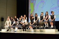 水野しずによるライブペインティグを見守るキャストと監督。