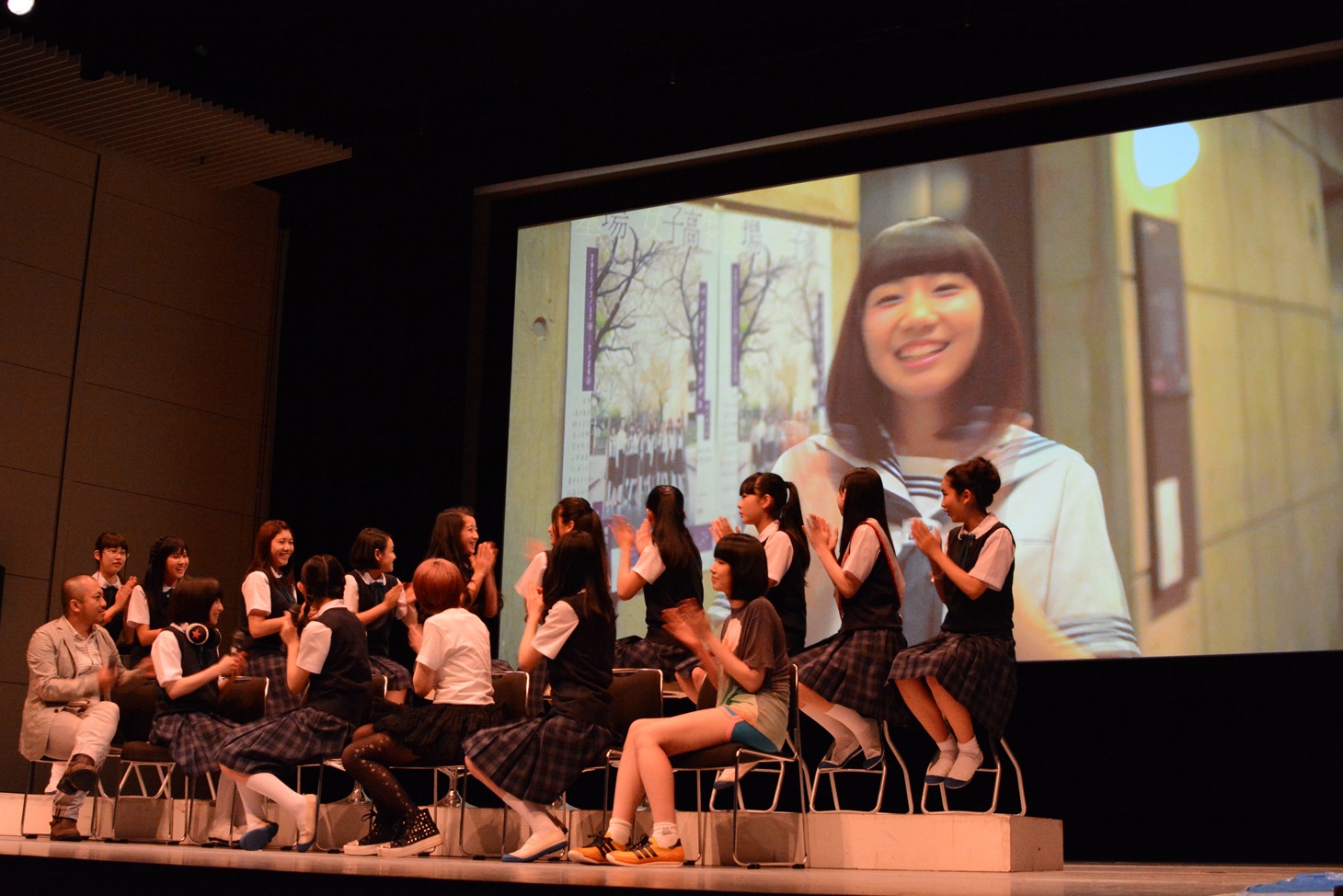 「～みんなでみようよ！桃山女子学院・校内映画上映会!?～」の様子。