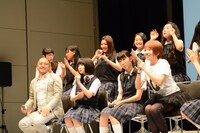 劇場公開決定を喜ぶキャストと監督。