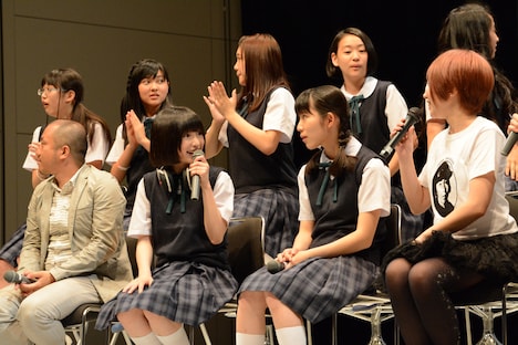 劇場公開決定を喜ぶキャストたち。