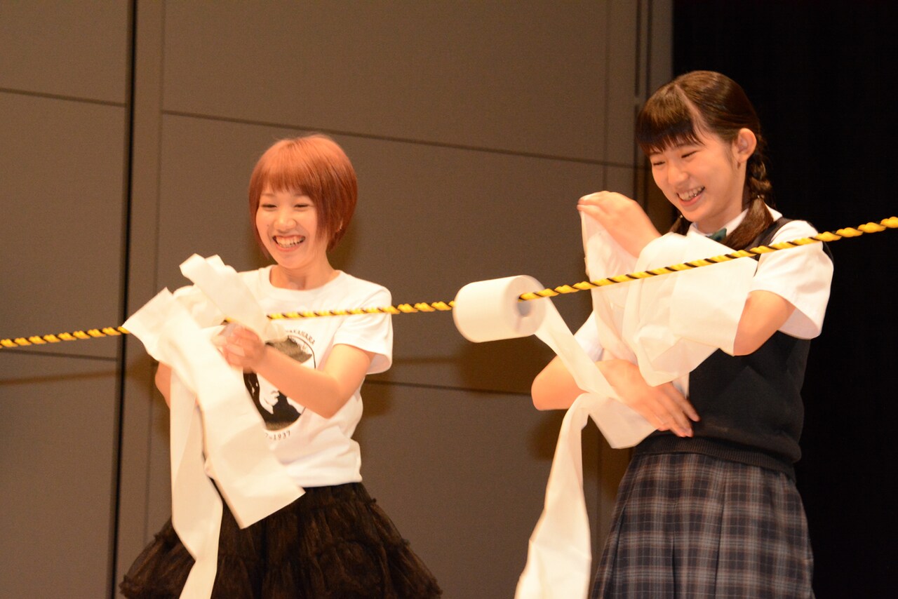 黙々とトイレットペーパーを巻き取るみさこ（左）と蒼波純（右）。