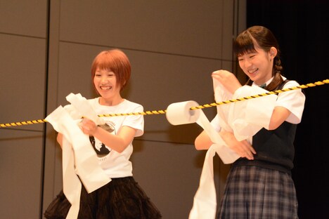 黙々とトイレットペーパーを巻き取るみさこ（左）と蒼波純（右）。