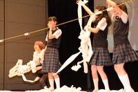 トイレットペーパー巻き取り大会の様子。早々に巻き取り終え、手を挙げるキャストたち。