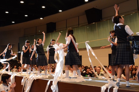 トイレットペーパー巻き取り大会の様子。接戦の中、西本まりんが優勝を果たした。