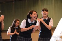 トイレットペーパー巻き取り大会にて、優勝を果たした西本まりん。