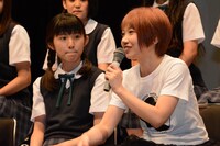 今後の女優業に意欲を見せるみさこと、話を聞く蒼波純。