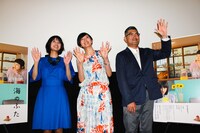 「海のふた」初日舞台挨拶にて、左から三根梓、菊池亜希子、豊島圭介。