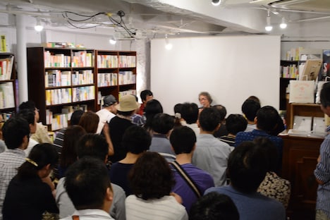 店内に満員の観客が集まった。