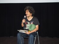 「ラブ＆ピース」監督の園子温。