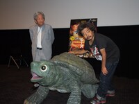 「ラブ＆ピース」トークイベントにて、左からゲストの田原総一朗、劇中に登場するカメの“ラブちゃん”、監督の園子温。