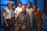 ブライアン・ウィルソンと、ザ・ビーチ・ボーイズのメンバーに扮した俳優たち。(c)2015 Malibu Road, LLC. All rights reserved.