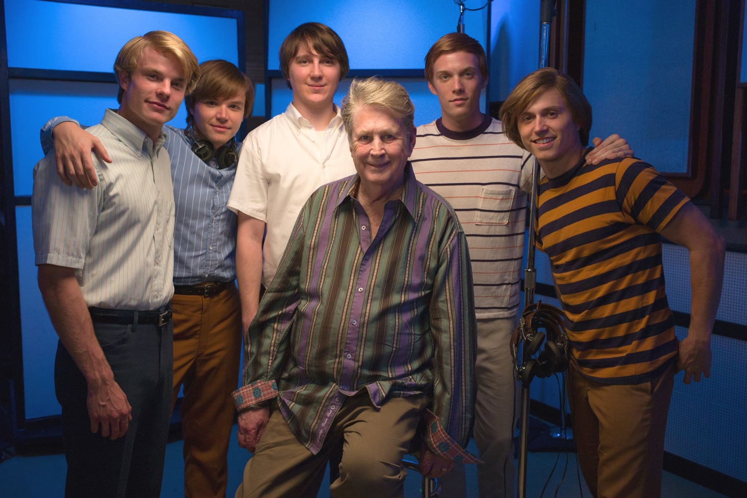 ブライアン・ウィルソンと、The Beach Boysのメンバーに扮した俳優たち。 (c)2015 Malibu Road, LLC. All rights reserved.