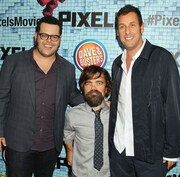 左からジョシュ・ギャッド、ピーター・ディンクレイジ、アダム・サンドラー。(c)2015 Starpix. All rights reserved.