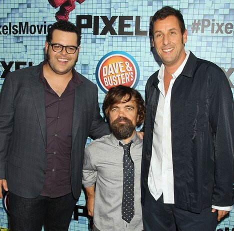 左からジョシュ・ギャッド、ピーター・ディンクレイジ、アダム・サンドラー。(c)2015 Starpix. All rights reserved.