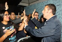 「ピクセル」ワールドプレミアでファンと交流するアダム・サンドラー。(c)2015 Starpix. All rights reserved.